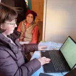 Працівниця ЦНАПу працює з «Мобільна валіза» на виїзді.