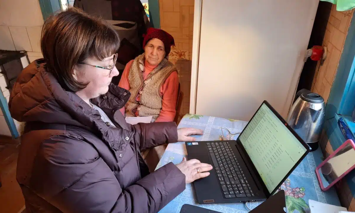 Працівниця ЦНАПу працює з «Мобільна валіза» на виїзді.