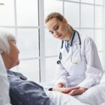 Мобільна паліативна бригада надає медичну допомогу пацієнту вдома