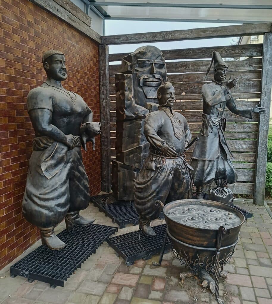 Ковальські скульптури козаків у Арт-музеї ковальства в Рівному