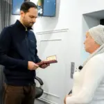 Родині загиблого поліцейського з Рівненщини вручили державні нагороди Олександр Коваль вручає державні нагороди.