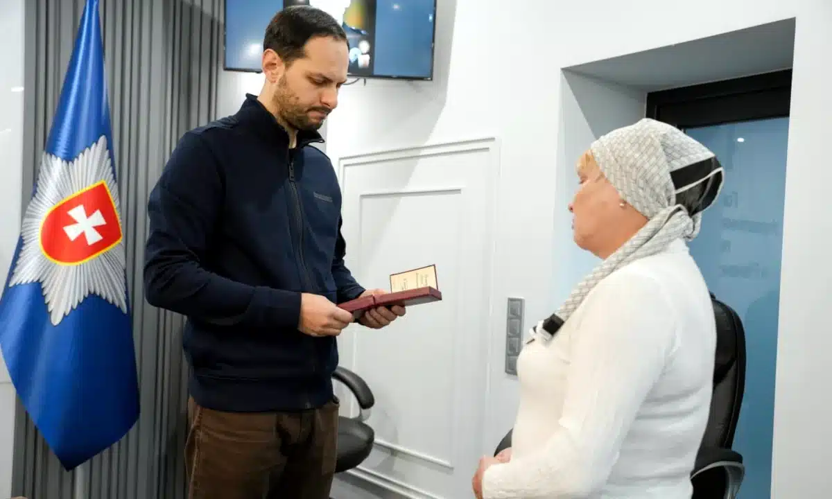 Родині загиблого поліцейського з Рівненщини вручили державні нагороди Олександр Коваль вручає державні нагороди.