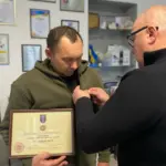 Відзнаку «За поранення» вручили захиснику Юрію Боришкевичу з Дядьковичів Юрію Боришкевичу вручають відзнаку «За поранення».