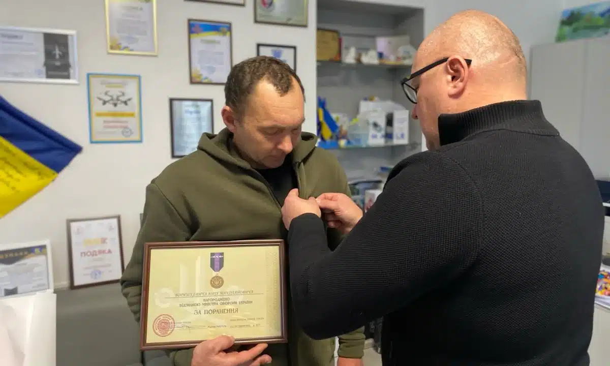 Юрію Боришкевичу вручають відзнаку «За поранення».