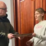 Надія Бондар отримує братову медаль "За поранення".