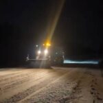 Спецтехніка очищає автомобільну дорогу від снігу на Рівненщині.