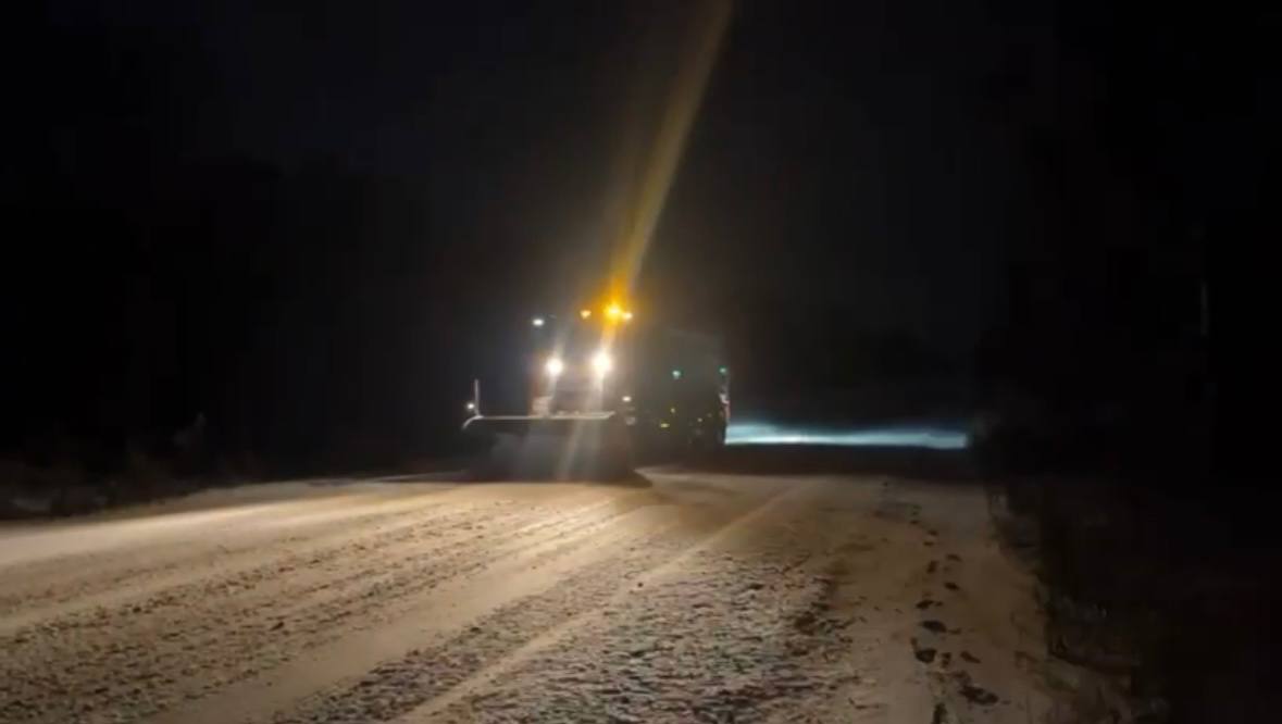 Спецтехніка очищає автомобільну дорогу від снігу на Рівненщині.