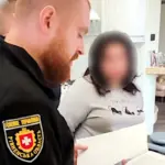 Поліцейський оголошує підозру ріелторці у незаконному продажі квартири.