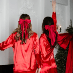 Новорічне вбрання у теплих червоних відтінках.