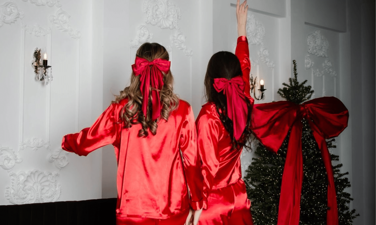 Новорічне вбрання у теплих червоних відтінках.