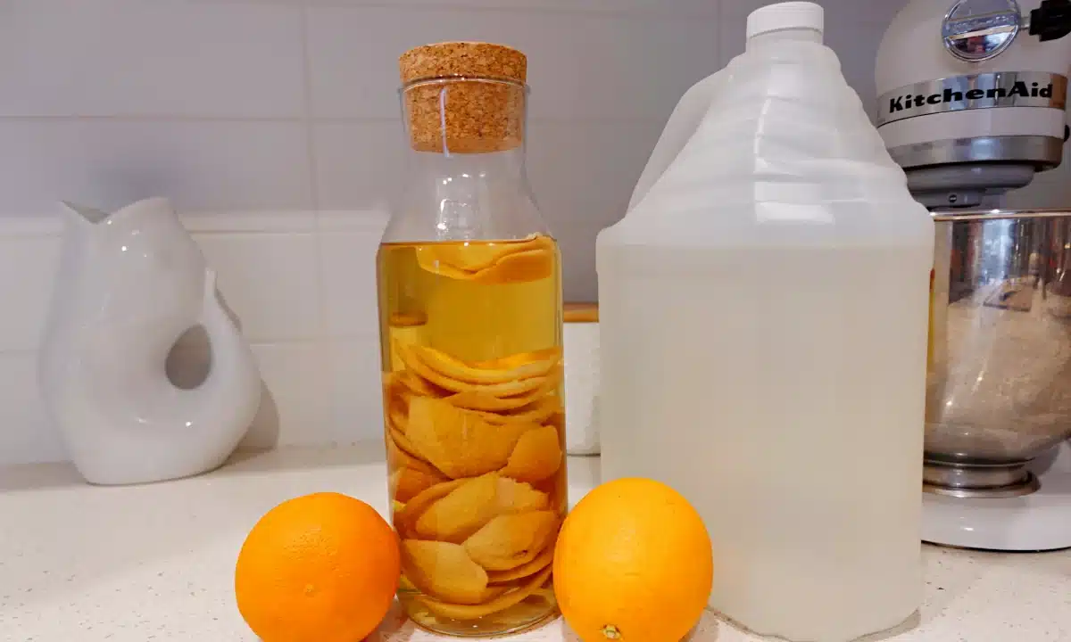 Мандаринові шкірки настоюються в оцті.