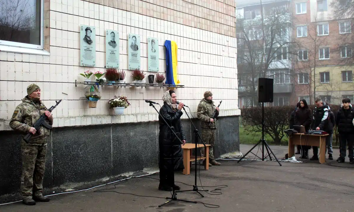 Руслана Вітрука, полеглого Героя, вшанували у рівненському ліцеї Церемонія відкриття пам'ятної дошки Руслану Вітруку.