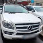 Автомобіль Mercedes припаркований з порушенням правил на вулиці Рівного, зафіксований інспекторами муніципальної варти.