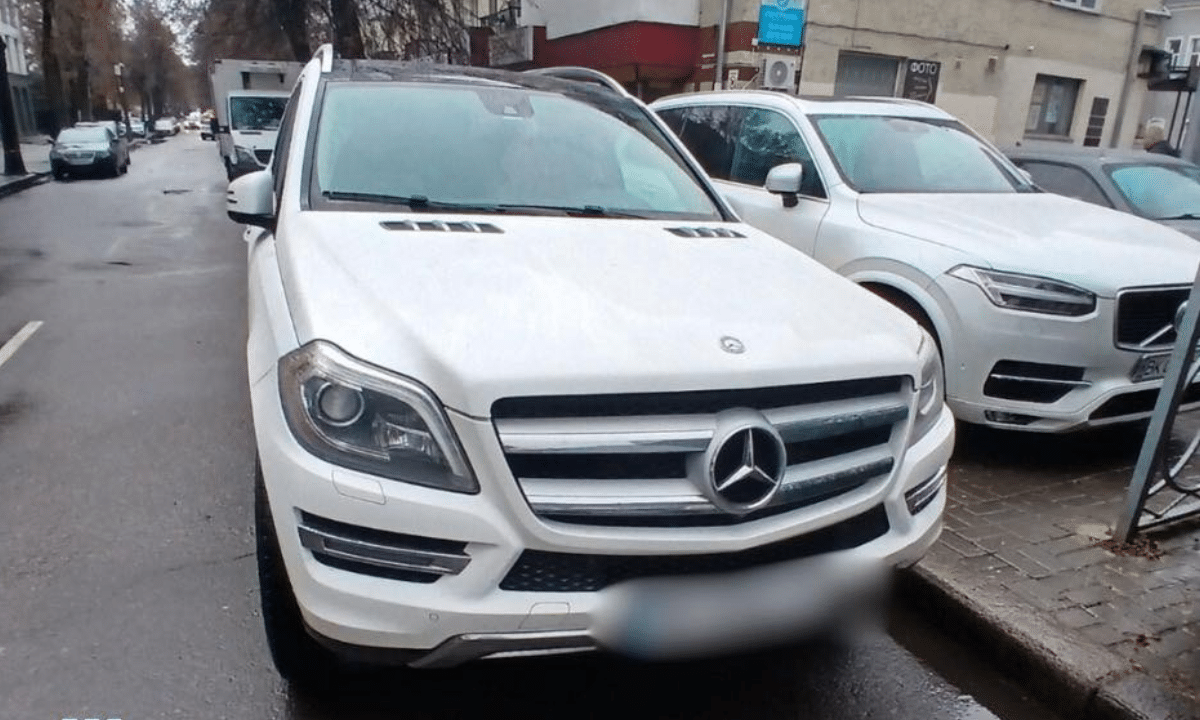 Автомобіль Mercedes припаркований з порушенням правил на вулиці Рівного, зафіксований інспекторами муніципальної варти.