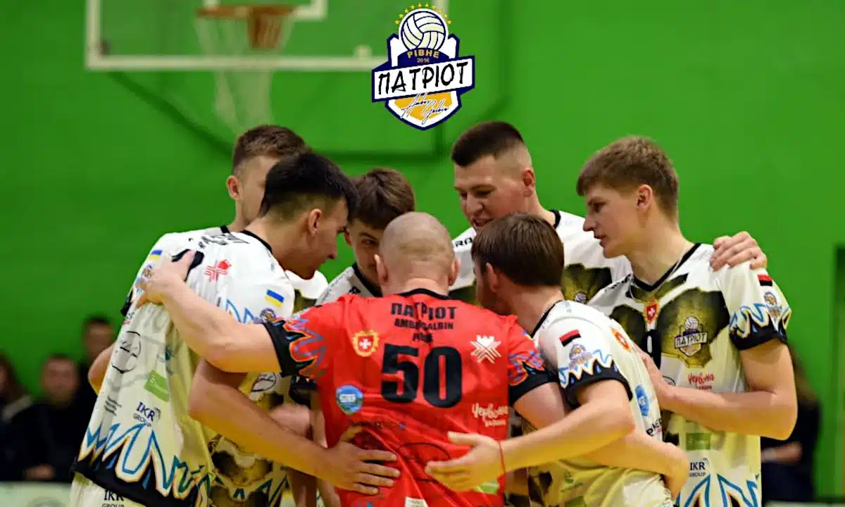 Гравці клубу «Патріот – Amber Galbin – Рівне» радяться перед грою.