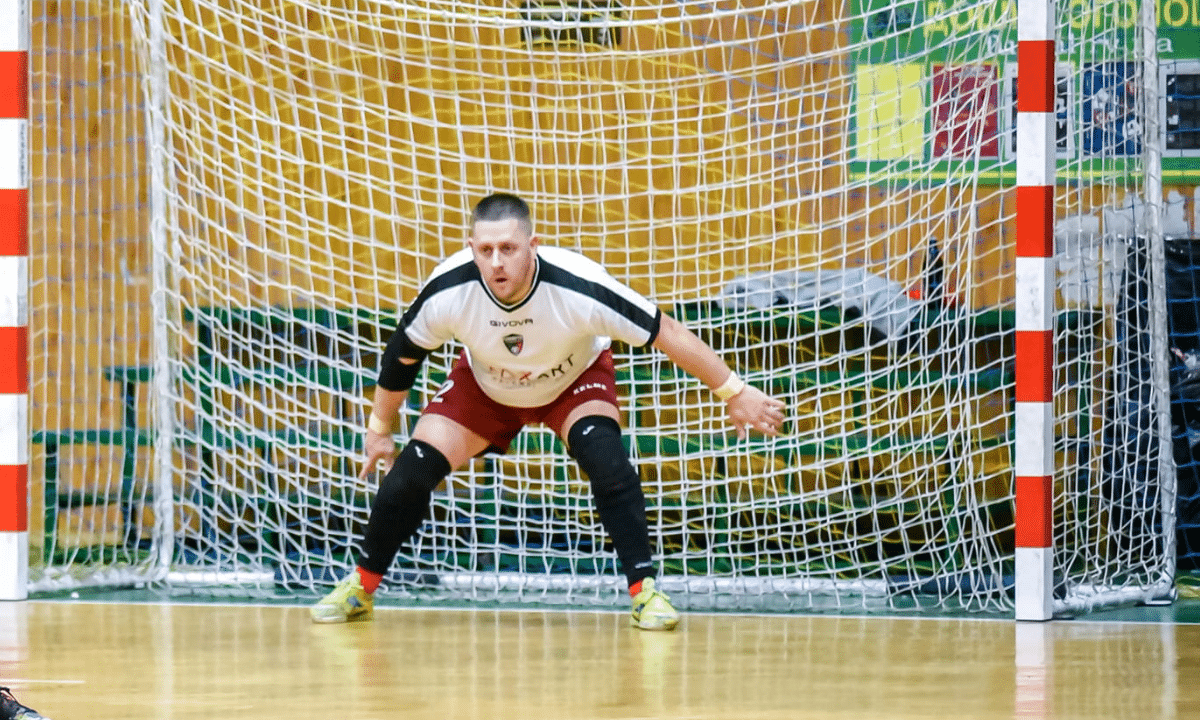 Павло Чемерич захищає ворота