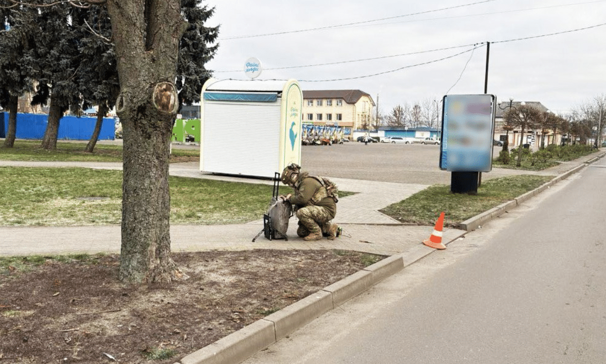 Вибухотехніки поліції перевіряють підозрілу валізу на центральній площі Сарн