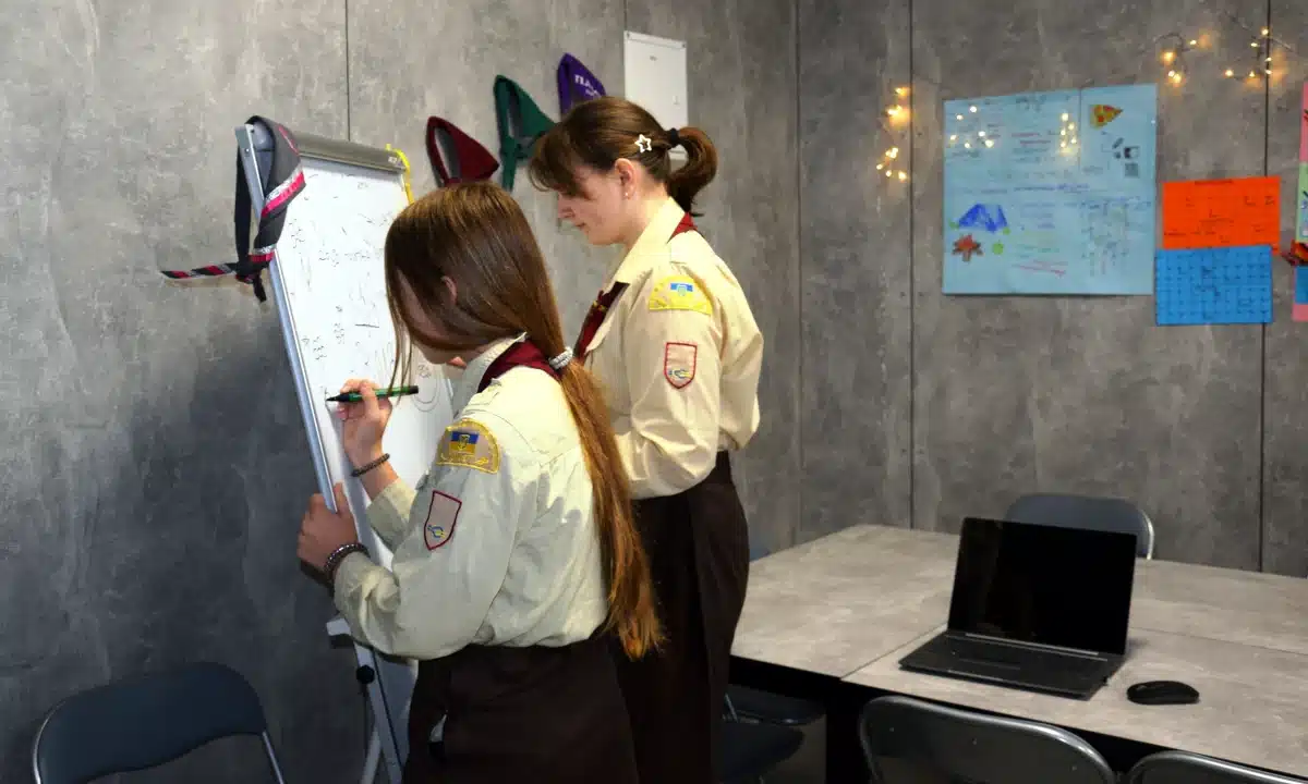 Нова пластова домівка. Пластунки малюють на мольберті.