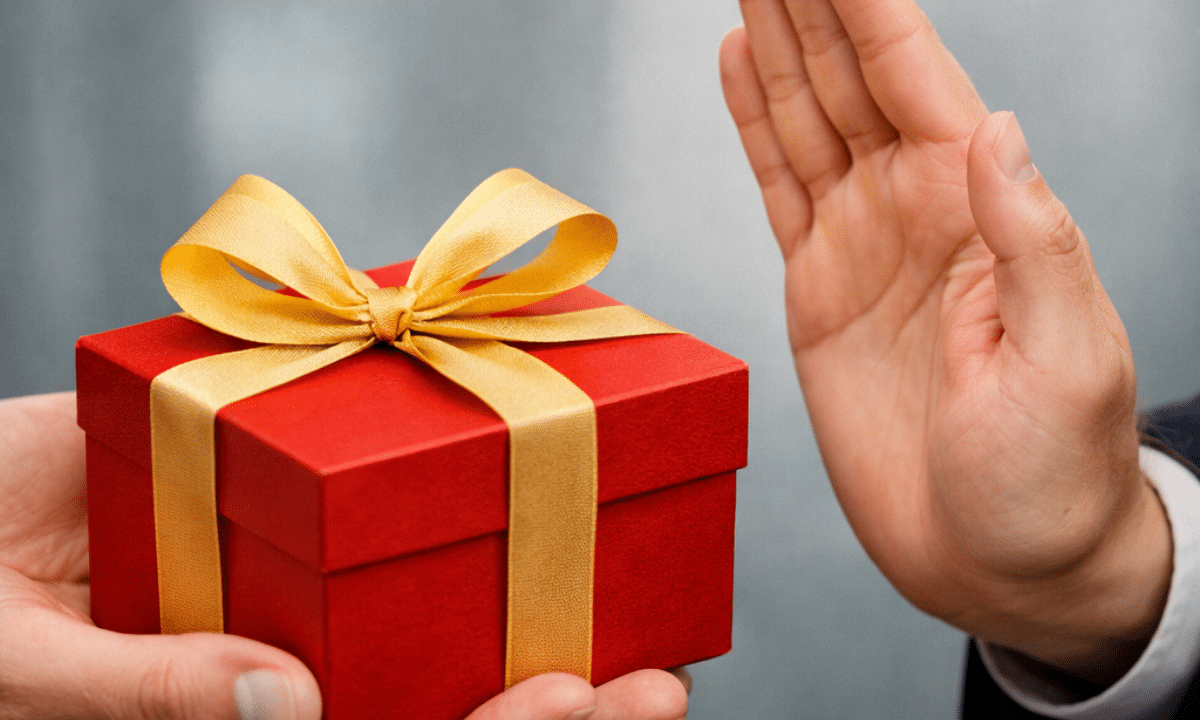 заборонено приймати будь-які подарунки