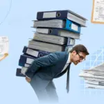 Чоловік несе стоси паперів на спині.