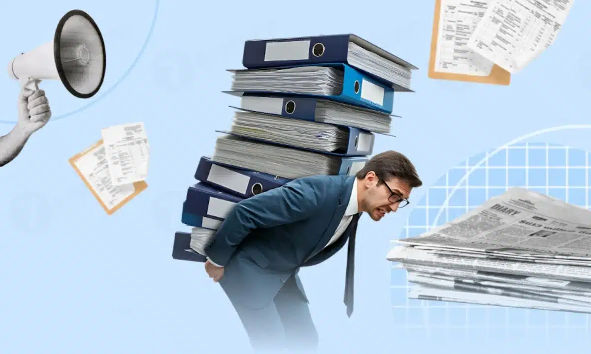 ФОПи під загрозою ПДВ – позиція Рівненської обласної ради Чоловік несе стоси паперів на спині.