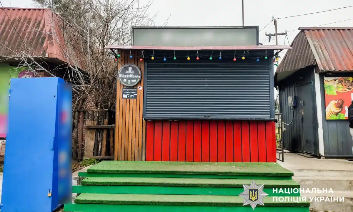 20-річного зловмисника, що проник у кіоск, затримали оперативники Кіоск, де сталася крадіжка у Клевані.