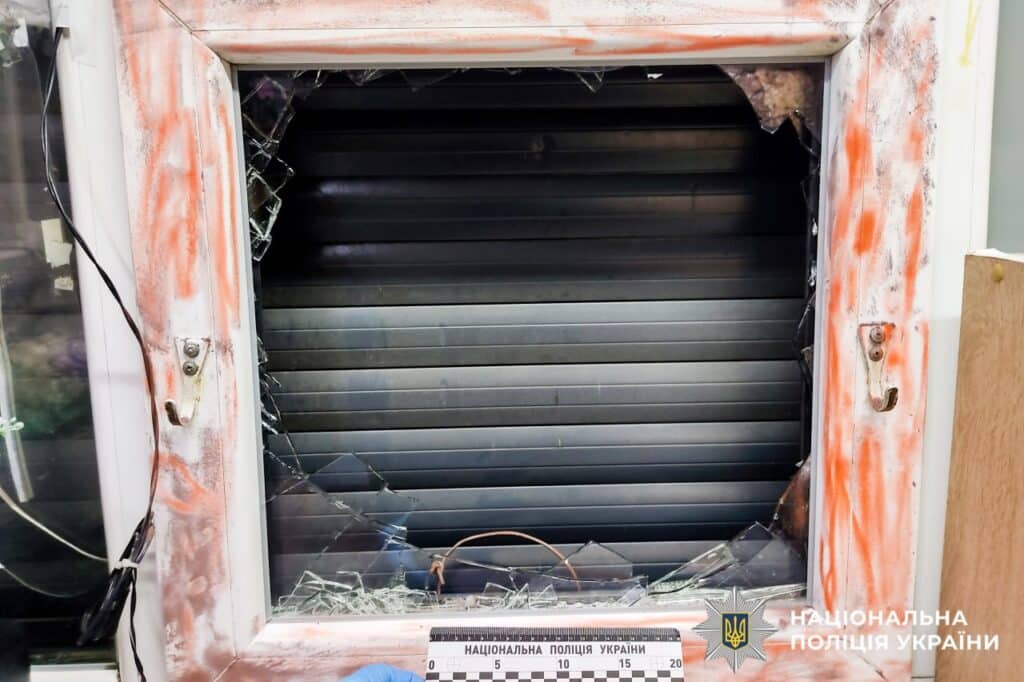 Розбите вікно.