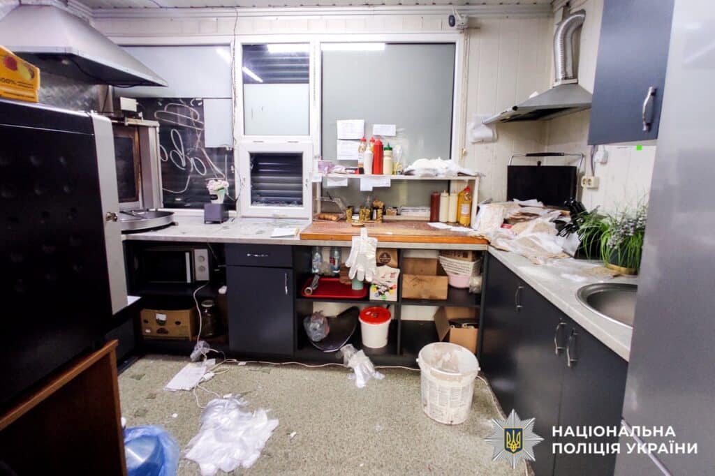 Розкидані речі в кіоску.