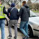 Поліція затримує грабіжника.