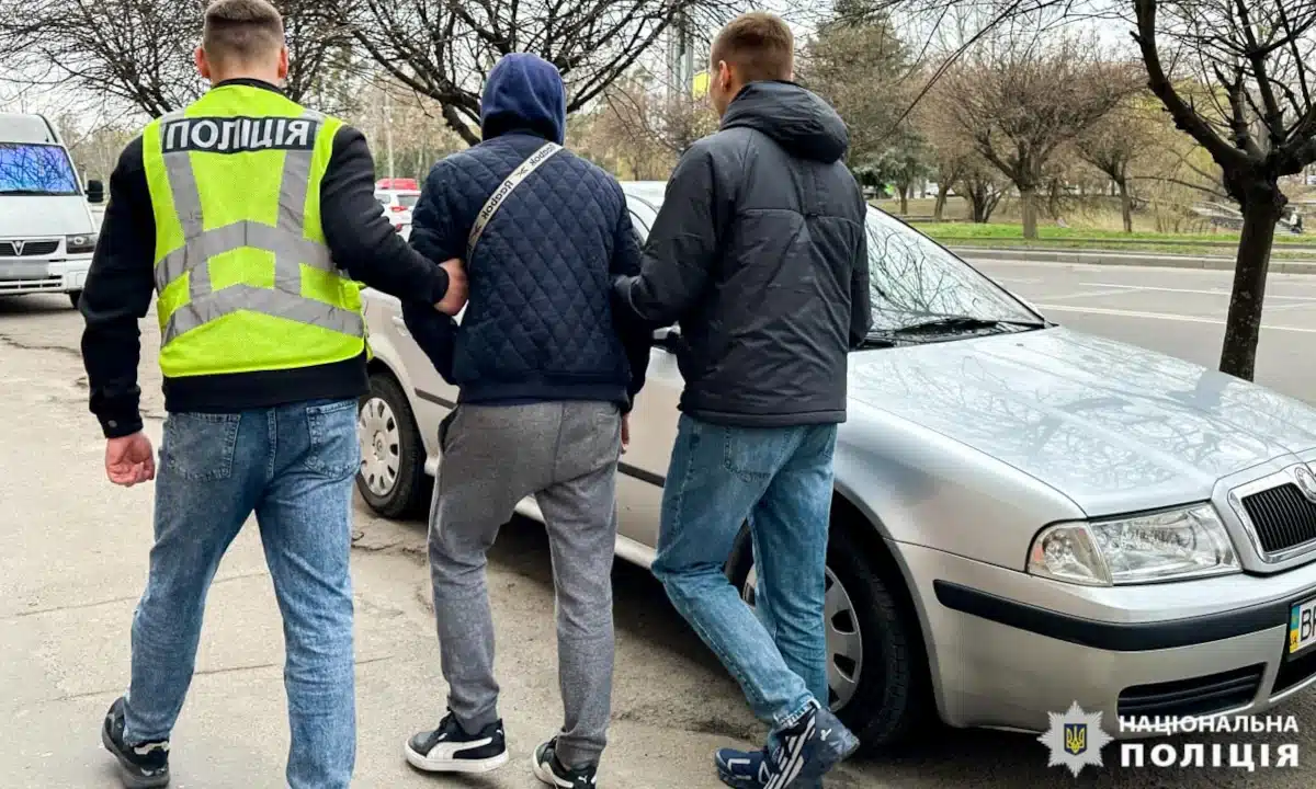 Поліція затримує грабіжника.