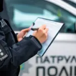 Патрульна виписує протокол.