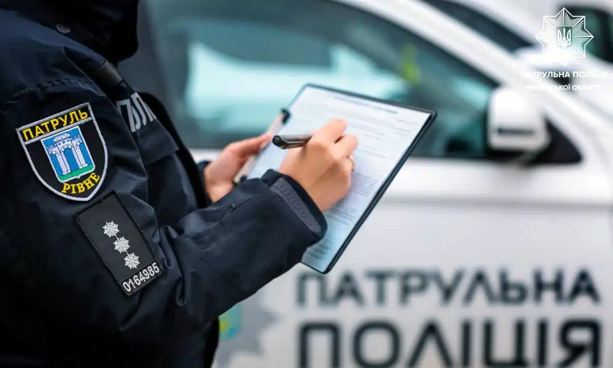 Патрульна виписує протокол.