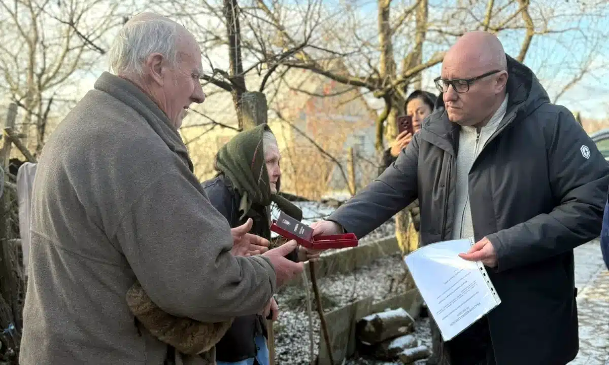 Вручення ордена рідним полеглого захисника.