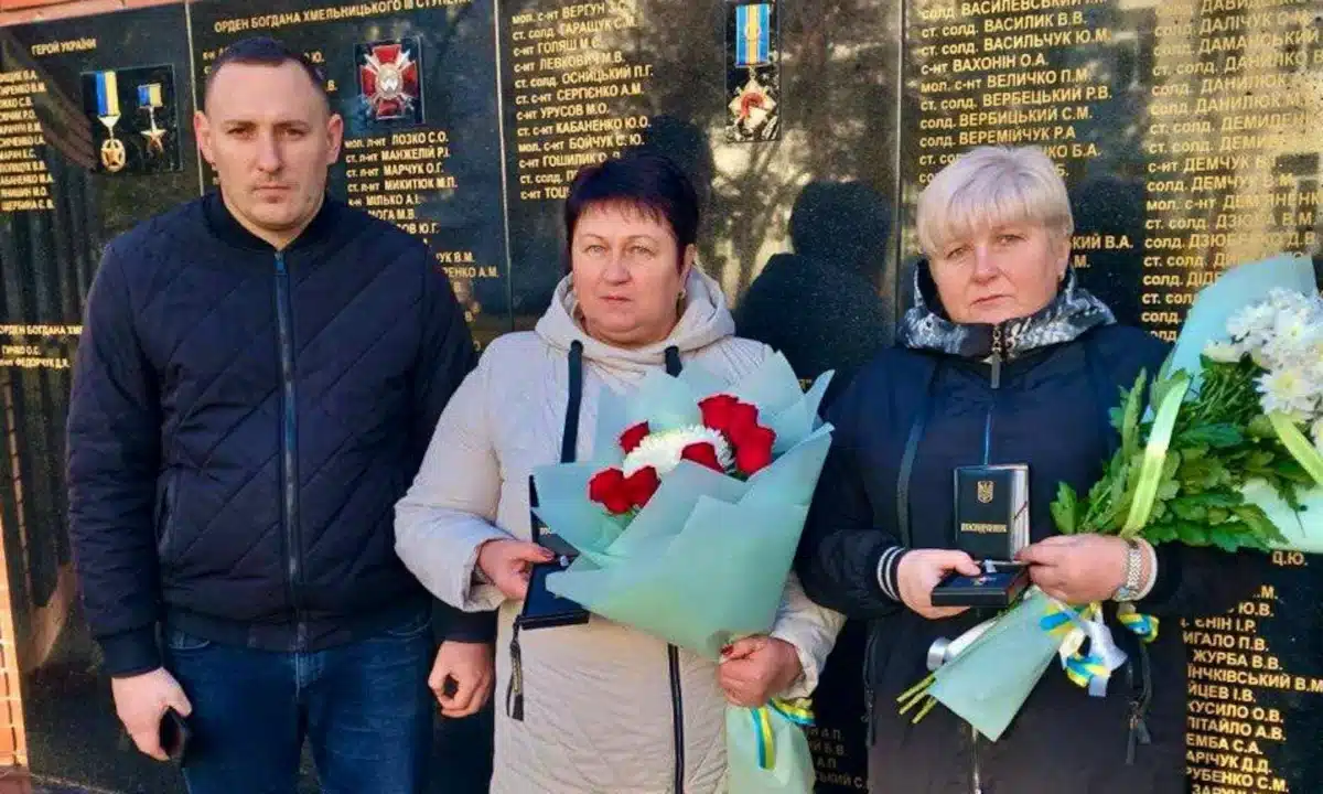 Матері двох полеглих воїнів із Гощанської громади отримали відзнаки 30-ї бригади Матері військових із Гощанської громади під час церемонії вручення нагород.