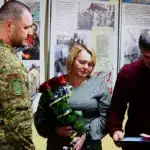 Вручення посмертної нагороди батькам полеглого нацгвардійця.