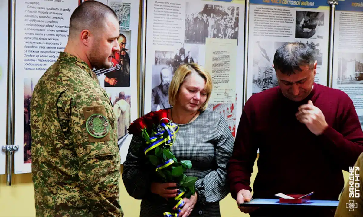 Родинам загиблих нацгвардійців у Вараші передали державні нагороди Вручення посмертної нагороди батькам полеглого нацгвардійця.