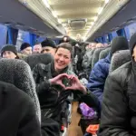 білорусь передала Україні 114 цивільних громадян Повернені люди їдуть в автобусі.