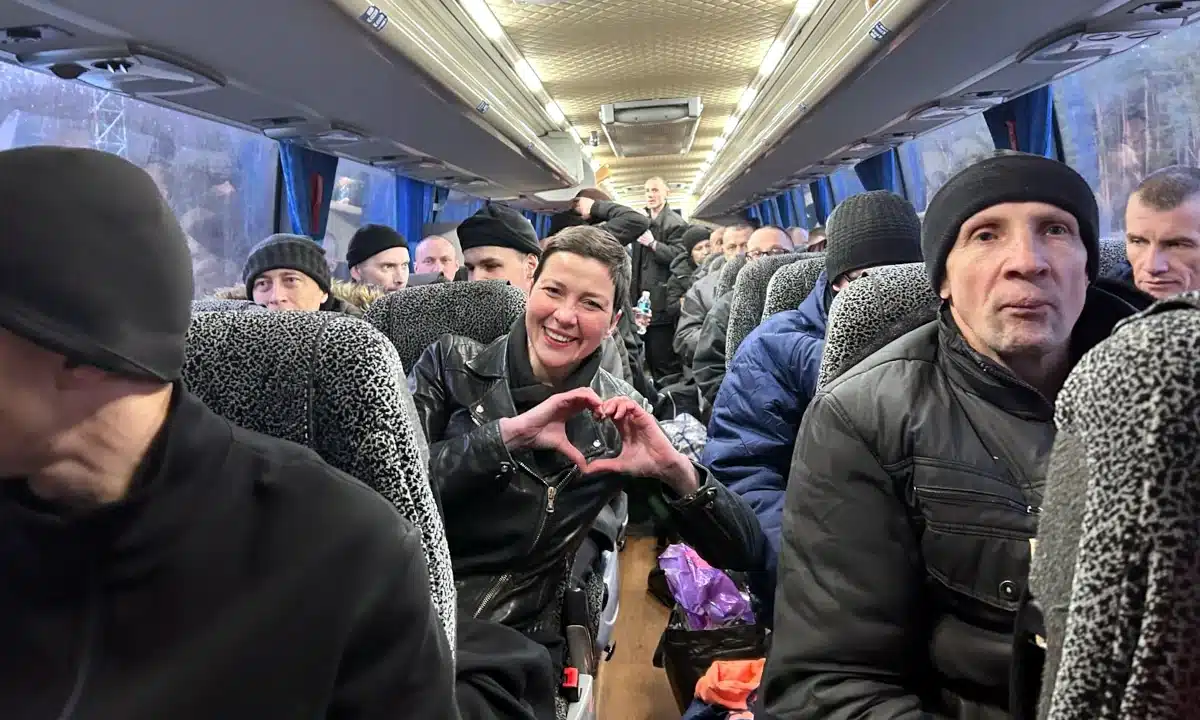 білорусь передала Україні 114 цивільних громадян Повернені люди їдуть в автобусі.