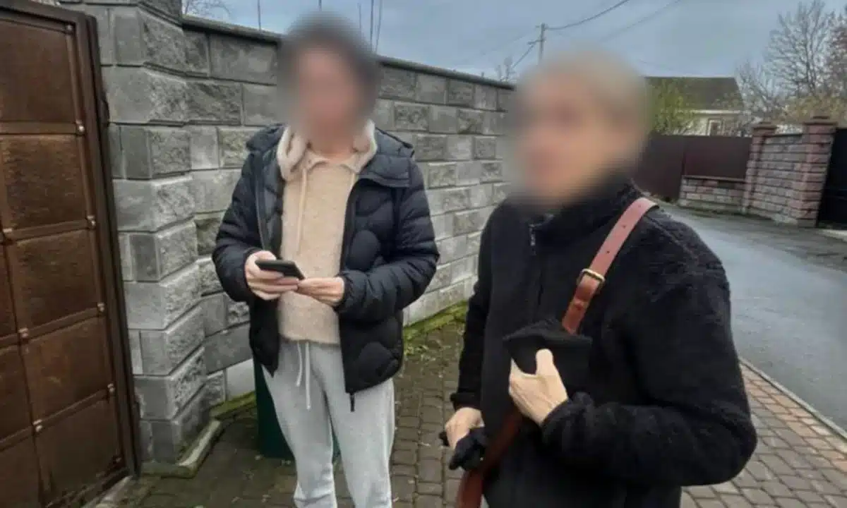 Літню жінку, яка загубилася у Рівному, патрульні повернули додому Жінка, що загубилася, і її дочка.