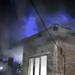 Дим з даху йде у господарській будівлі.