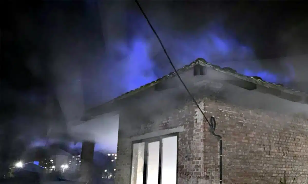 Дим з даху йде у господарській будівлі.