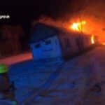 Вогнеборці гасять пожежу в неексплуатуючій будівлі у Рівному.