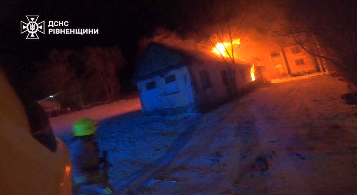 Вогнеборці гасять пожежу в неексплуатуючій будівлі у Рівному.