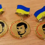 Значки лауреатів премії Михайла Дубова.