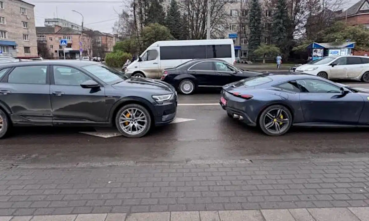 Патрульні склали протокол на водія, який протаранив Ferrari у Рівному Audi протаранив Ferrari.