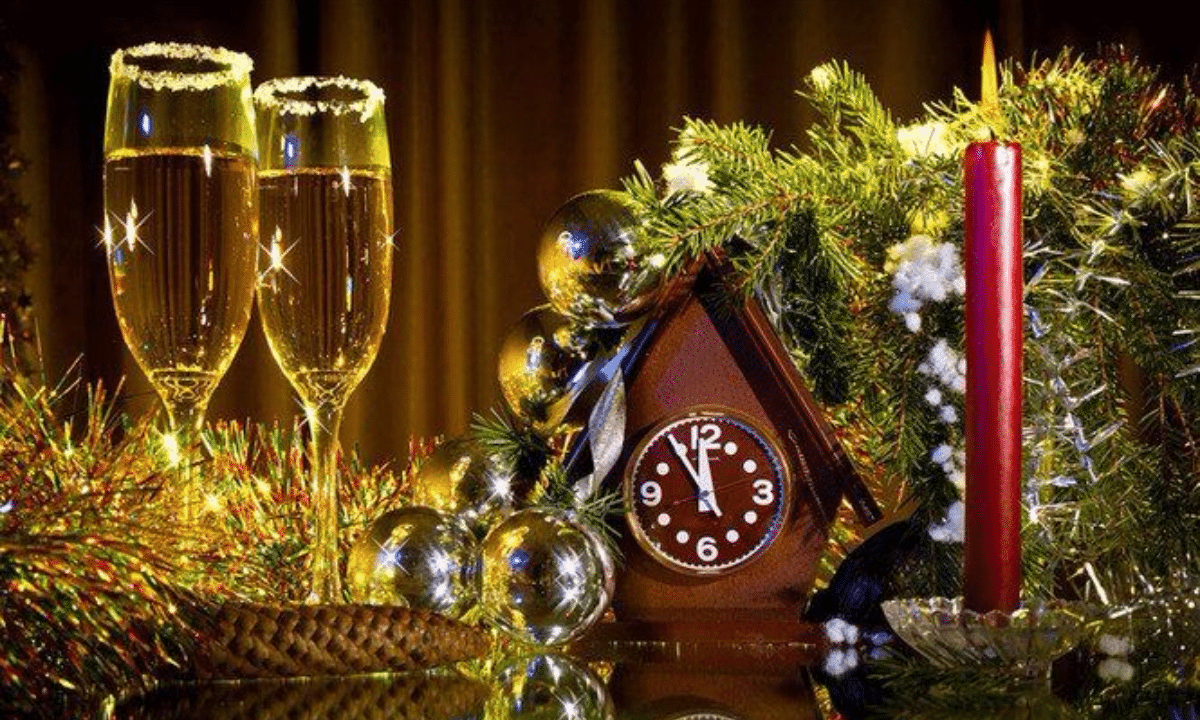 Новорічна ніч: святковий стіл, бокали і годинник.