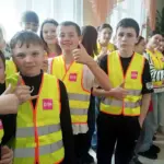 Світловідбивні жилети отримали всі школярі Привільненської громади Учні у світловідбивних жилетах.