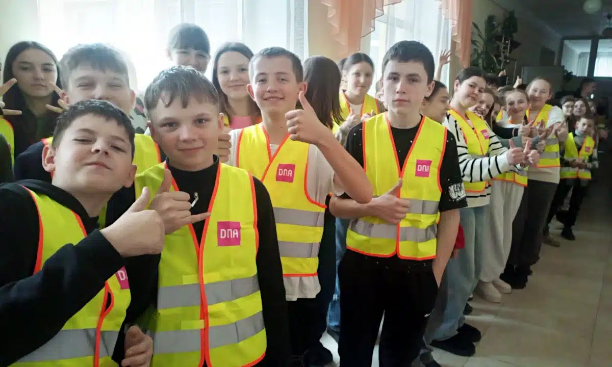 Світловідбивні жилети отримали всі школярі Привільненської громади Учні у світловідбивних жилетах.