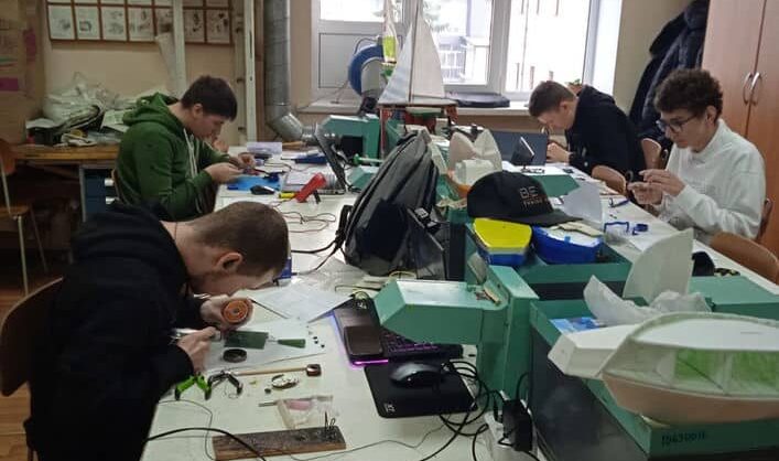 Учасники на конкурсі з радіо радіоконструювання