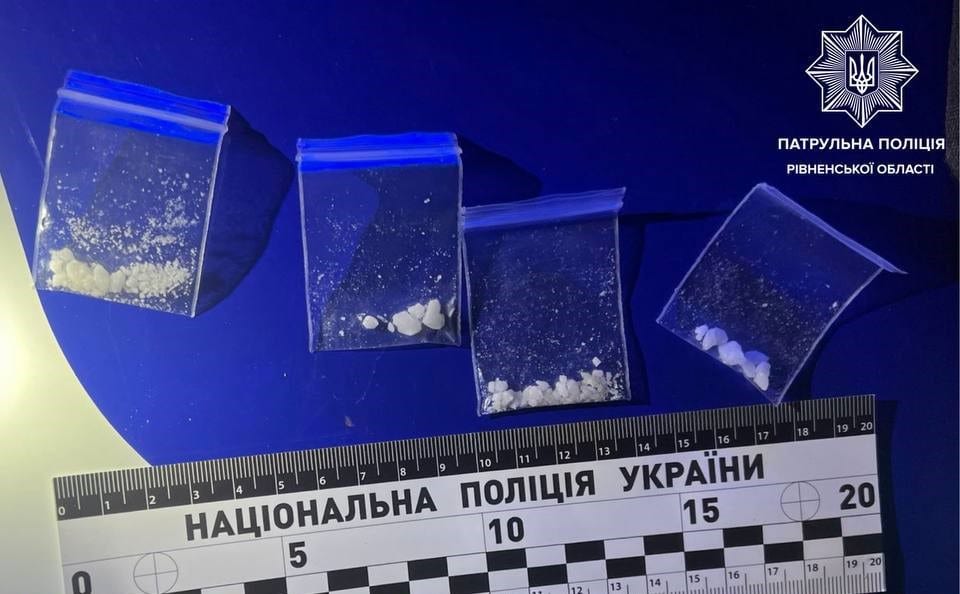 Патрульні ТОР зупинили жінку з підозрілими речовинами Наркотичні речовини